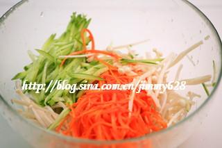 胡萝卜芝麻牛蒡的做法(祛斑美白菜)